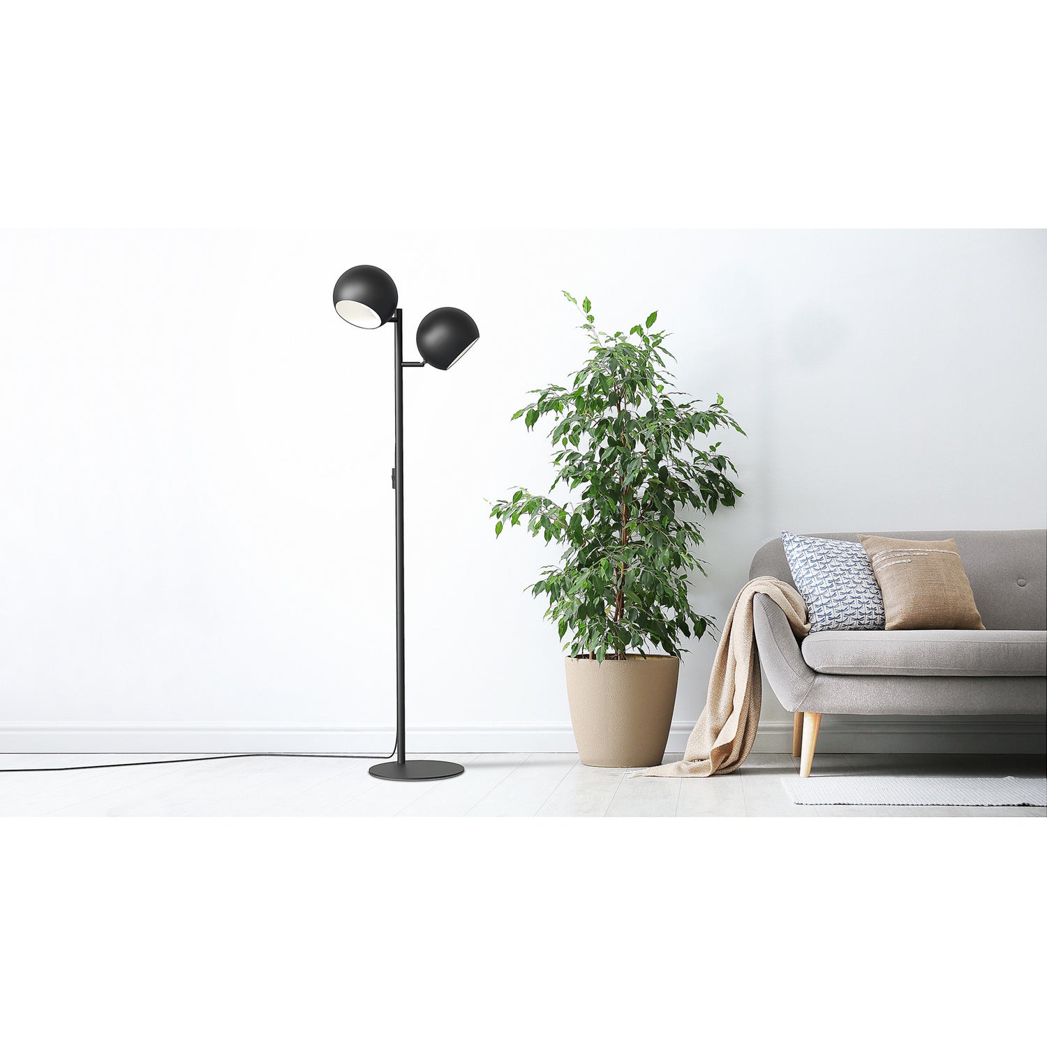 Ajaton muotoilu ja mattamusta väri tekevät Round Double -jalkalampusta helpon ja turvallisen valinnan tilaan kuin tilaan.