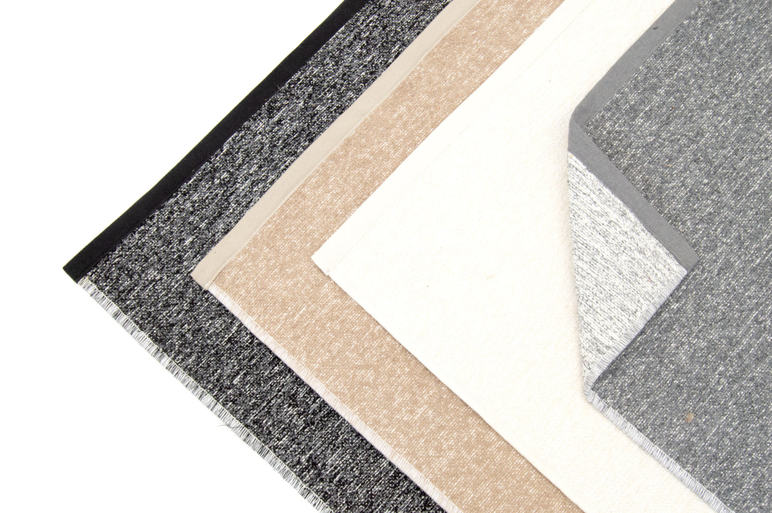 Saima-puuvillamatto on kaksipuoleinen. Pellavan, harmaan ja mustan maton toinen puoli on vaaleampi, valkoinen matto on molemmilta puolilta samanlainen.