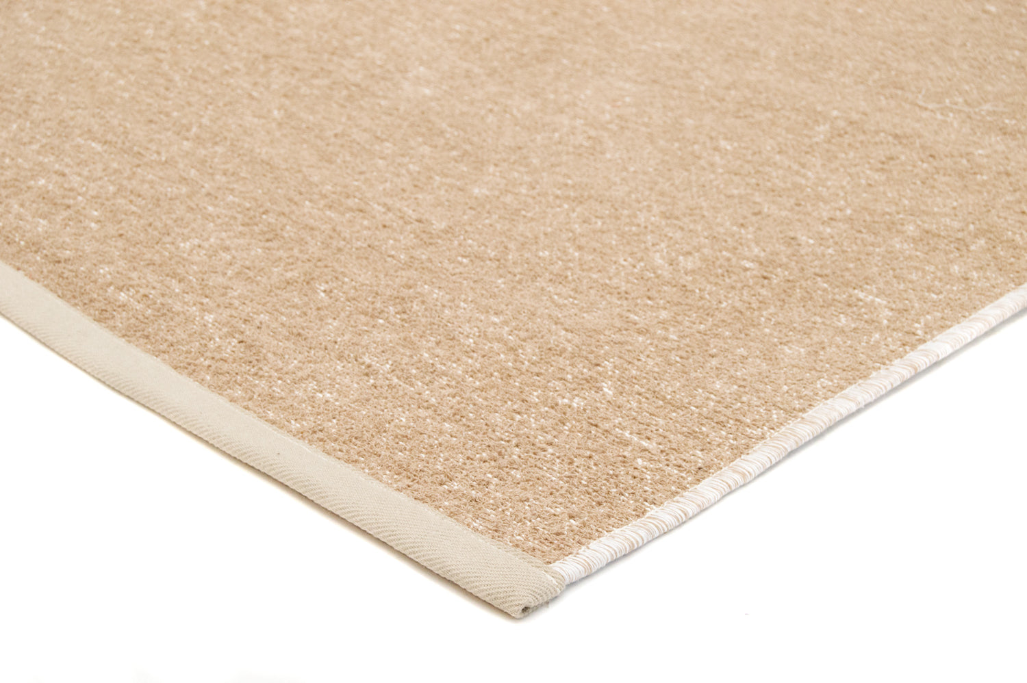 Lähikuva pellavan värisestä Saima-puuvillamatosta.