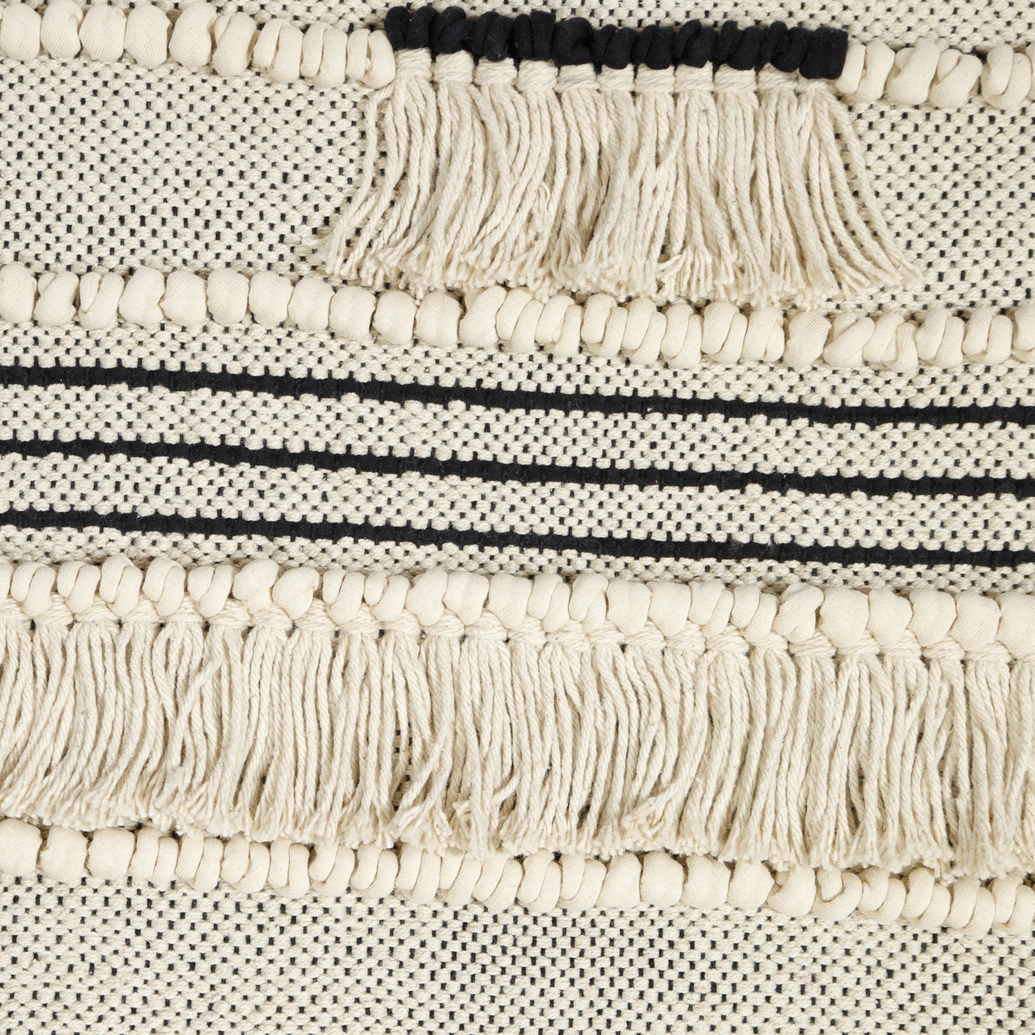 Lähikuvassa luonnonvalkoisen/mustan Mattokympin seinävaatteen yksityskohdat.