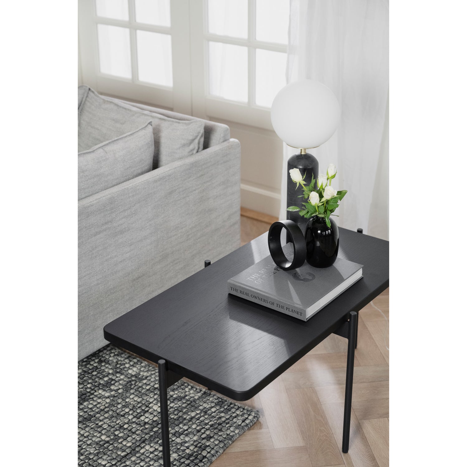 Musta Shelton-sohvapöytä.