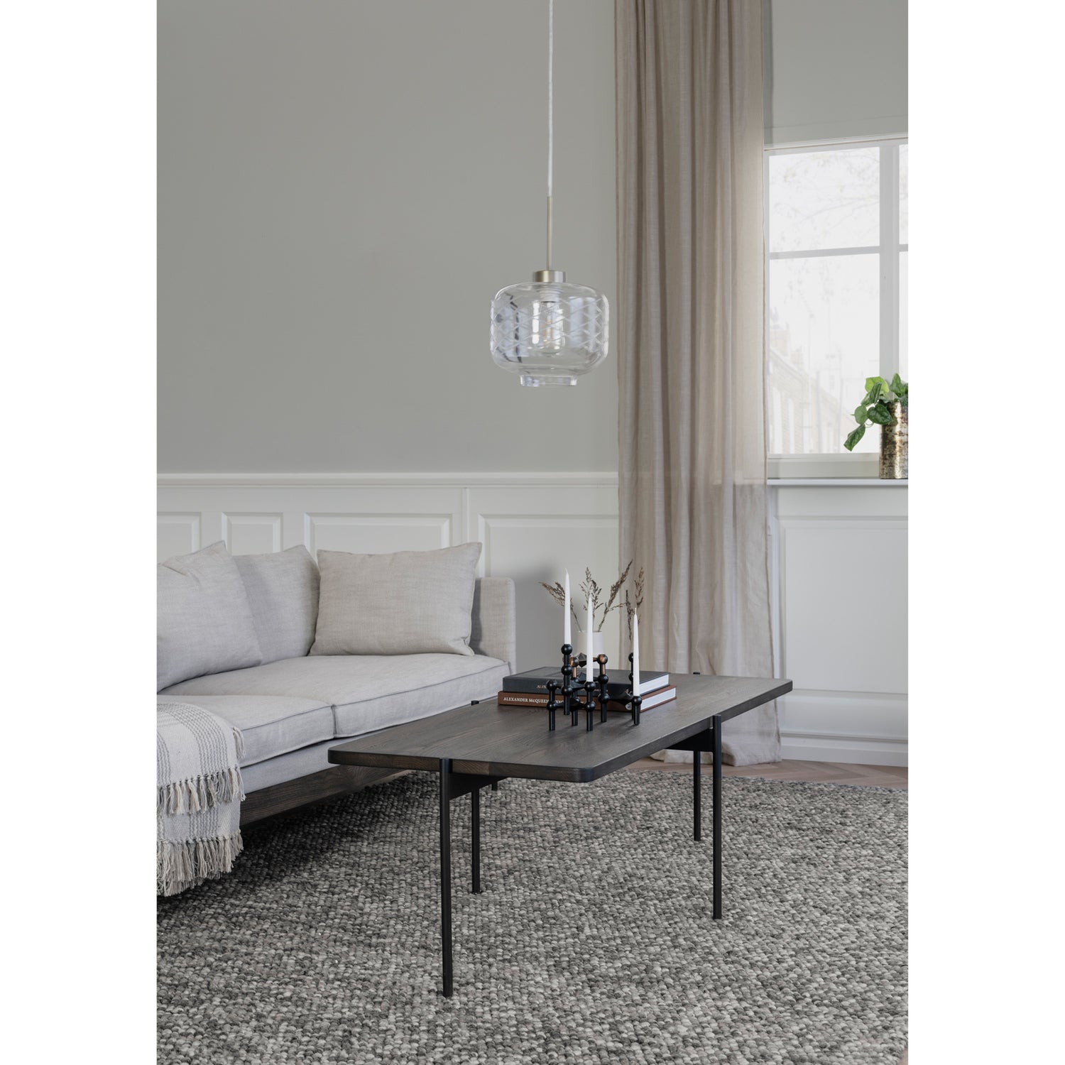 Ruskea Shelton-sohvapöytä.