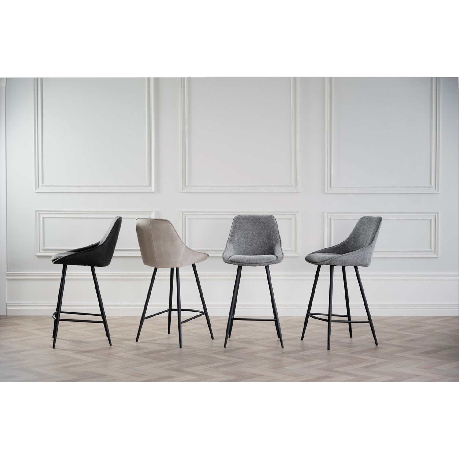 Sierra-baarituolia on saatavana harmaan ja tummanharmaan lisäksi myös beigen värisellä samettimaisella kangasverhoilulla.