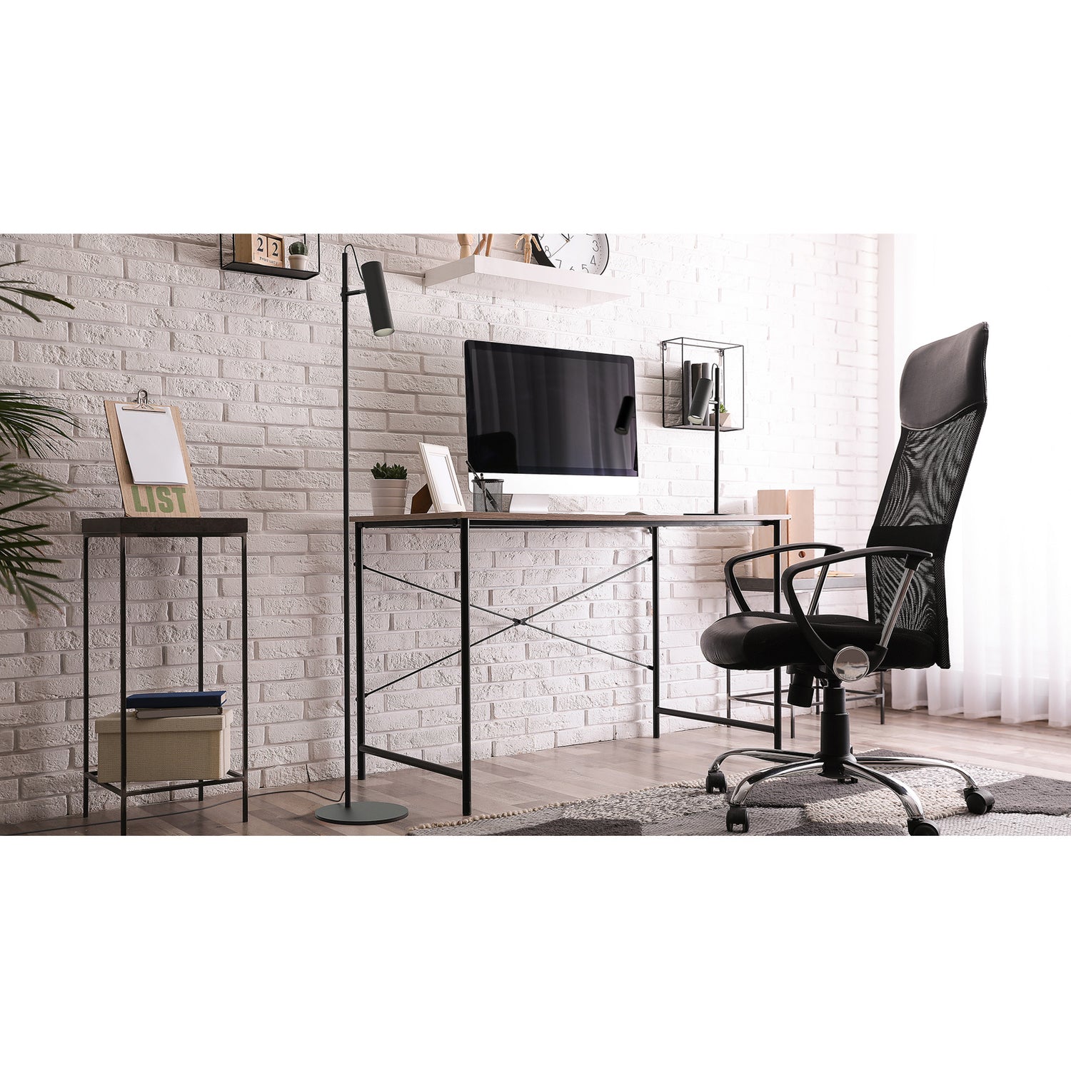 Kuvassa on mattamustat Spot-pöytävalaisin, sekä Spot-lattiavalaisin huoneen valonvähteinä, sekä samalla työpöytävalaisimina molemmin puolin pöytää.