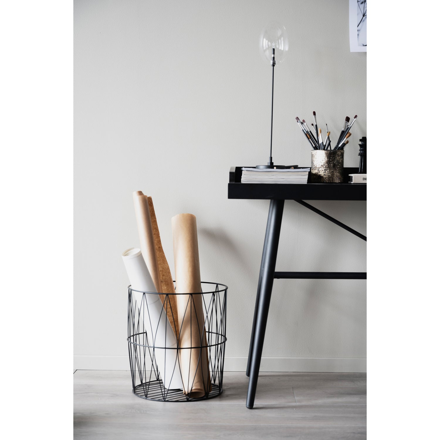 Musta Springdale-työpöytä 140 cm.