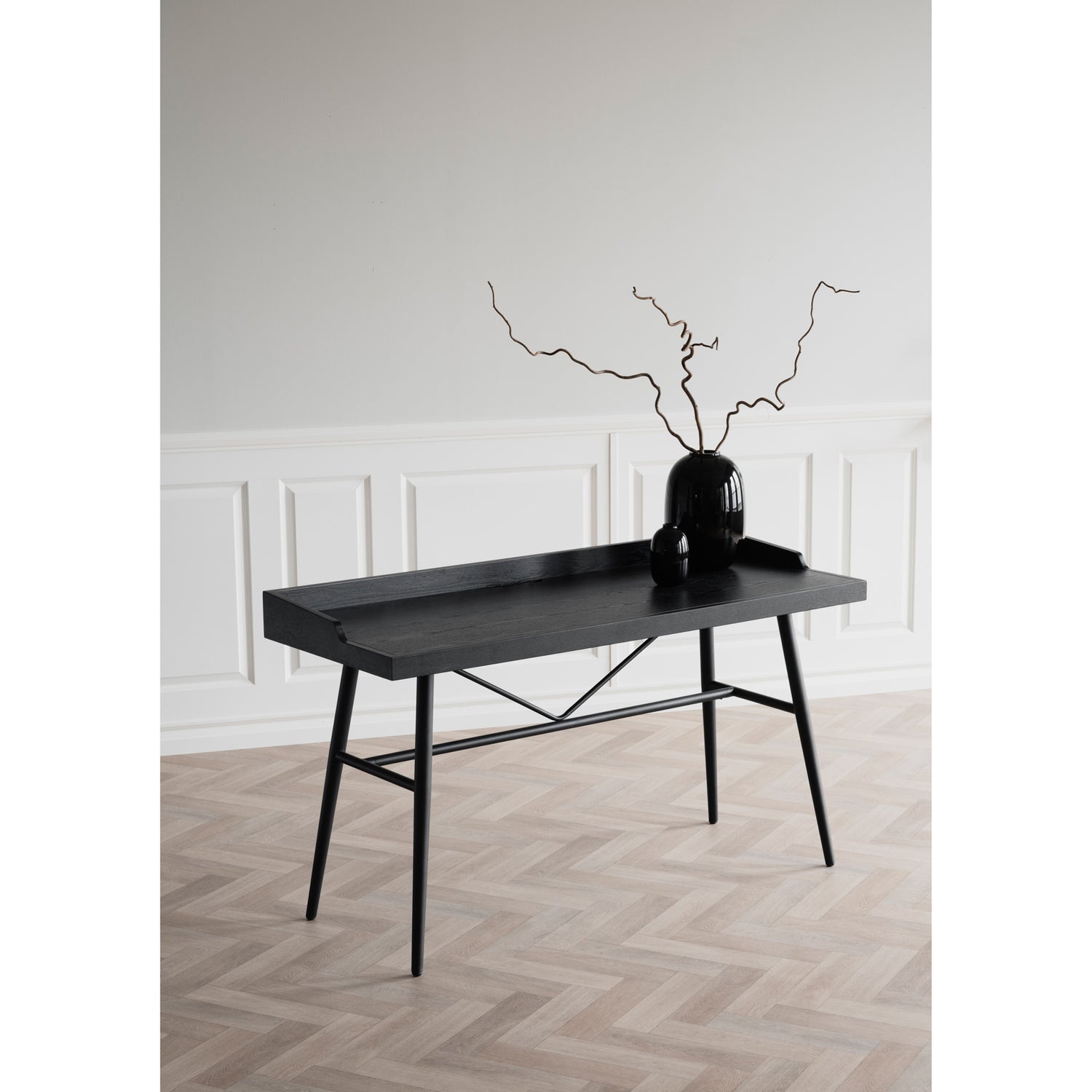 Musta Springdale-työpöytä 140 cm.