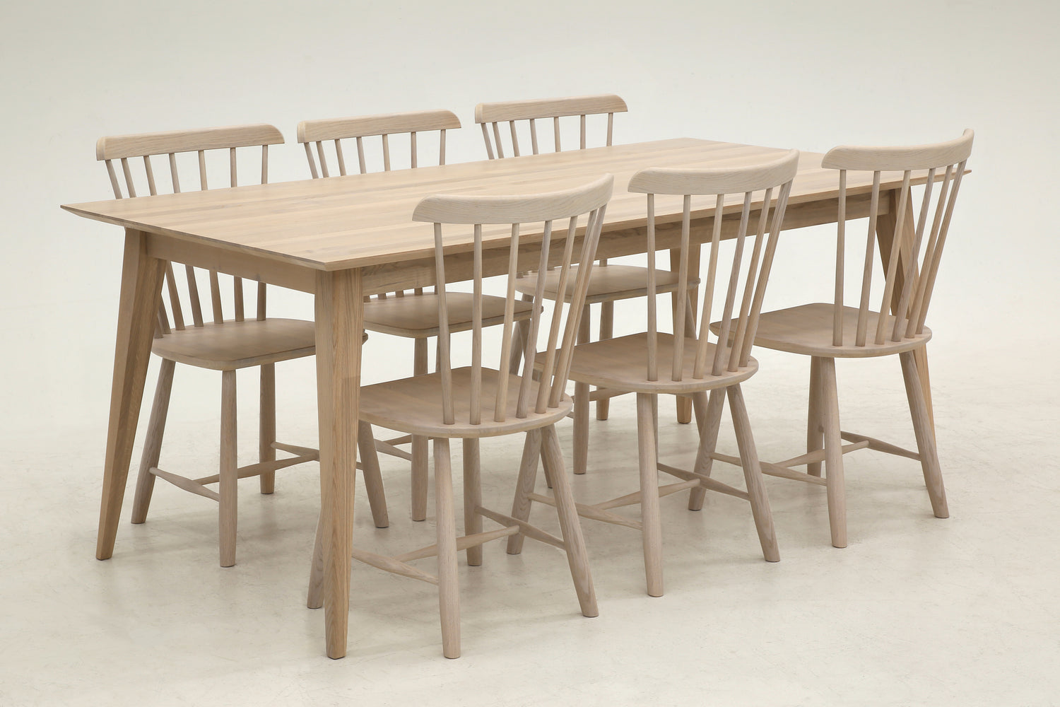 Valkotammenvärinen Staden-ruokapöytä 180 x 100 cm. Kuvassa on lisäksi valkotammenväriset Enni-pinnatuolit.