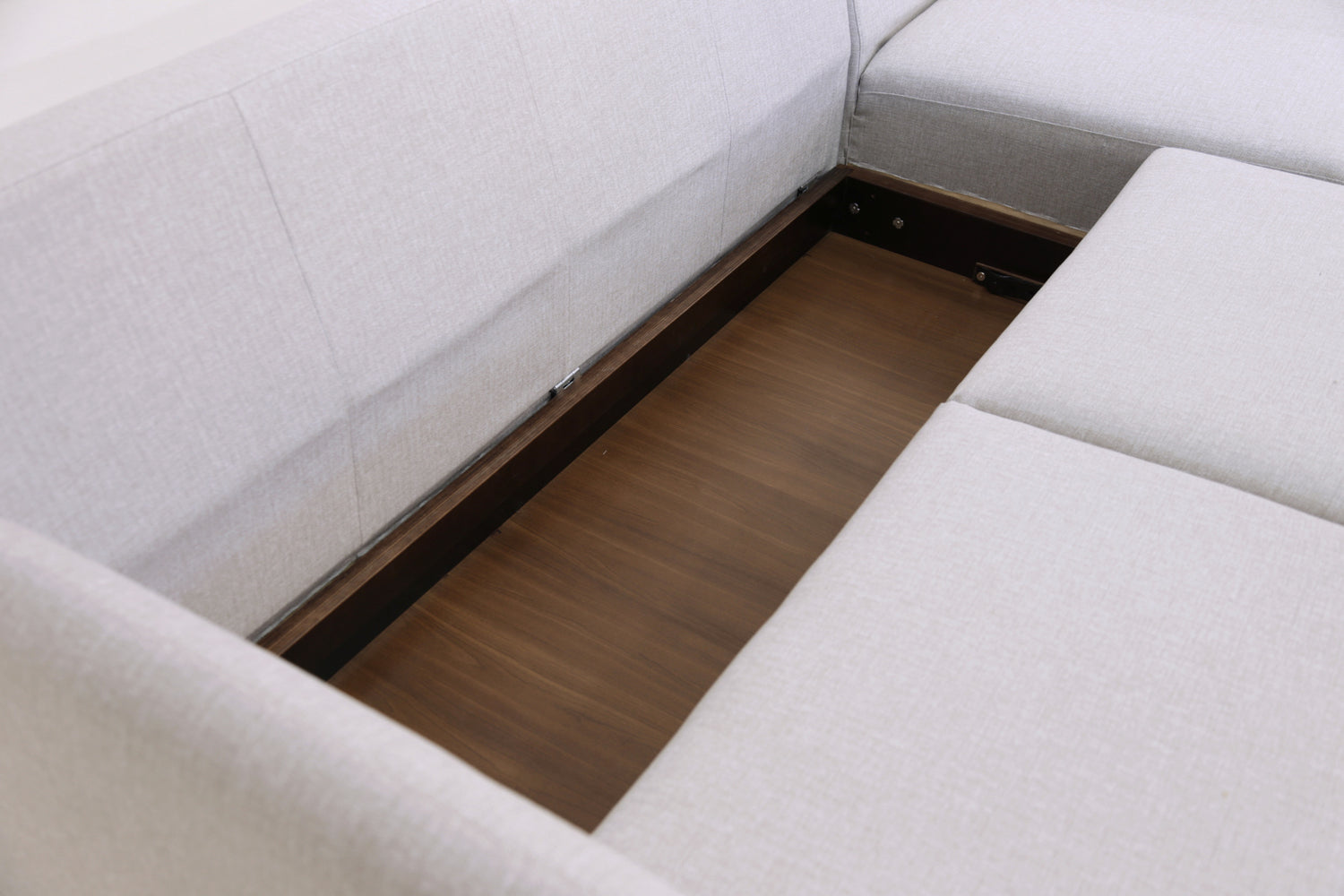 Stockholm-avokulmavuodesohvan vuodemekanismin alta avautuu kätevä laatikko vuodevaatteille.