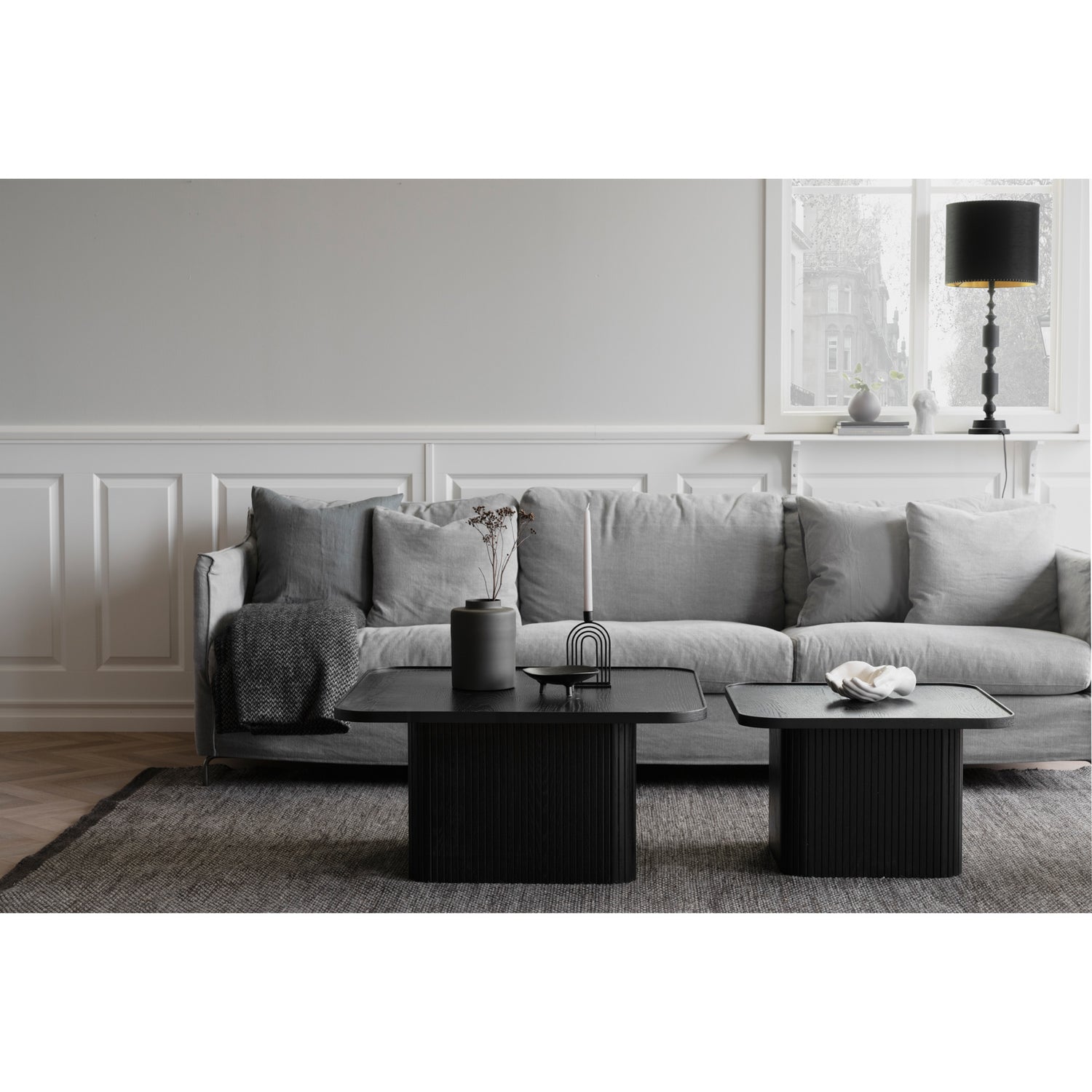 Sullivan-sohvapöydästä saat kaksiosaisen sarjapöydän yhdistämällä 60 cm ja 80 cm sohvapöydät. Kuvassa mustat Sullivan-sohvapöydät.