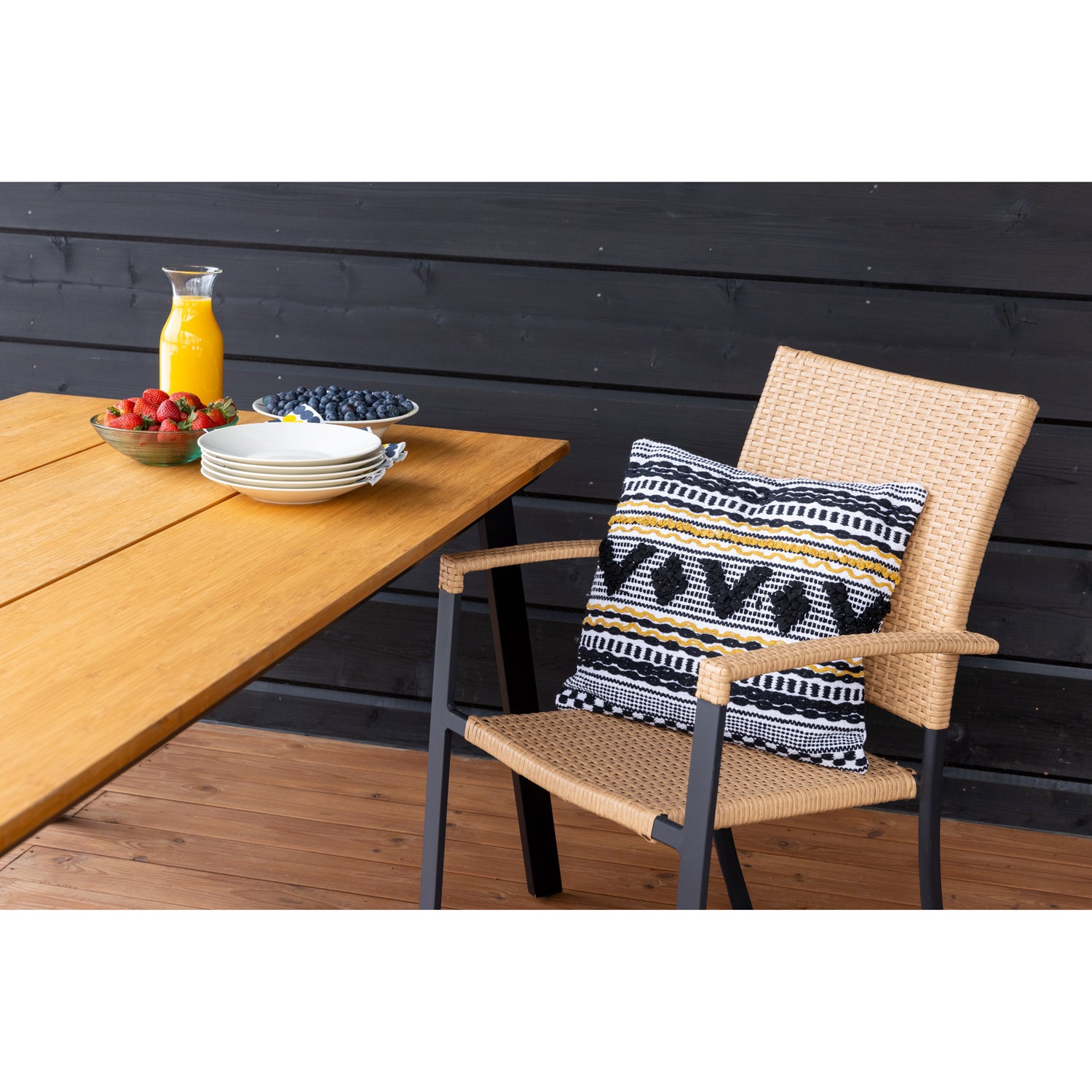 Suvi Kevyt -tuoli mustalla rungolla ja luonnonvärisellä polyrottinkipunoksella. Kuvassa oleva Mattokympin Hulda-koristetyyny myydään erikseen.