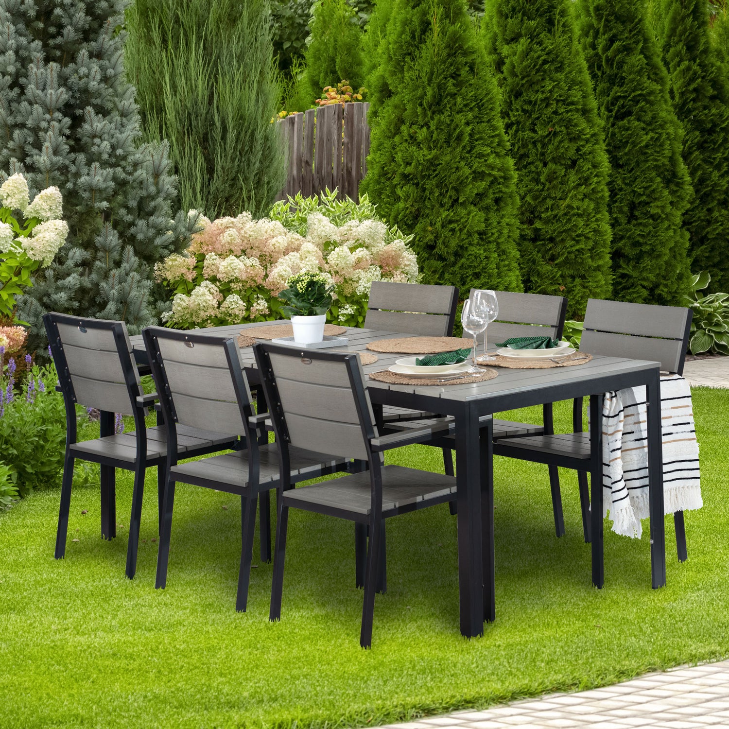 Harmaat Suvi Aintwood -tuolit yhdessä Suvi Aintwood -pöydän kanssa