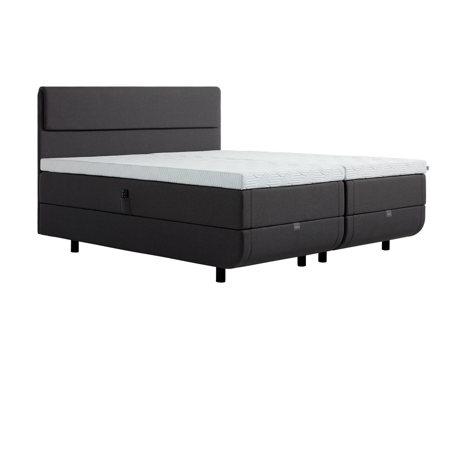 Kuvassa on yhdistetty parisängyksi kaksi erikseen myytävää TEMPUR NORTH säätösänkyä grafiitinvärisellä Graphite-kangasverhoilulla ja TEMPUR Pro Plus SmartCool -sijauspatjoilla, sekä mustalla jalkasarjalla. Kuvan sängynpääty myydään erikseen.