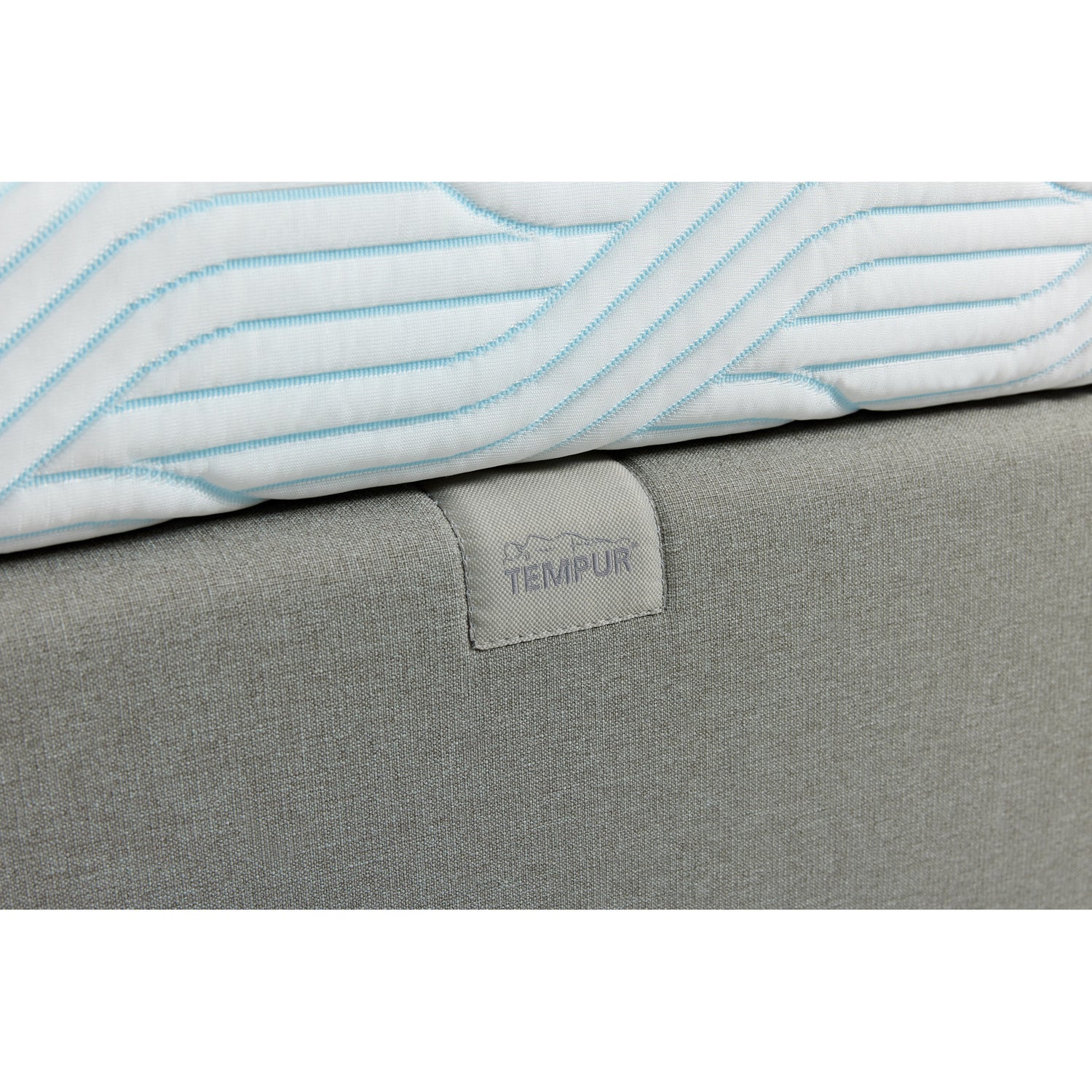 Lähikuva TEMPUR NORTH runkopatjasängyn hiekanvärisestä Sand -kangasverhoilusta, sijauspatjasta ja Tempur-yksityiskohdasta.