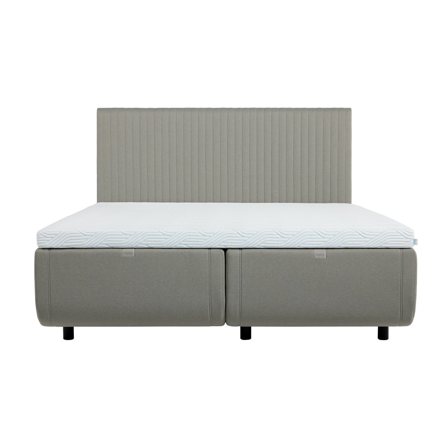 TEMPUR NORTH runkosänky hiekanvärisellä Sand -kangasverhoilulla ja TEMPUR Pro Luxe SmartCool -sijauspatjalla, sekä mustalla jalkasarjalla. Kuvan sängynpääty myydään erikseen.