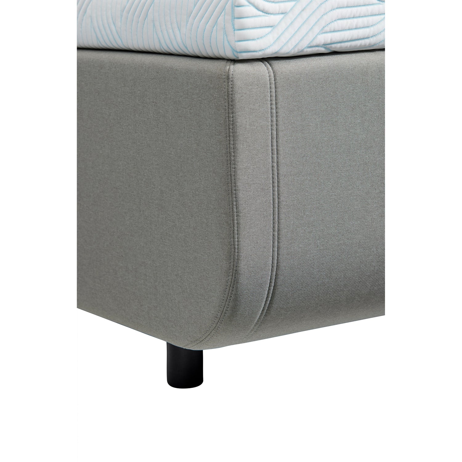 Lähikuva TEMPUR NORTH runkopatjasängyn hiekanvärisestä Sand -kangasverhoilusta, sijauspatjasta ja Tempur-yksityiskohdasta.