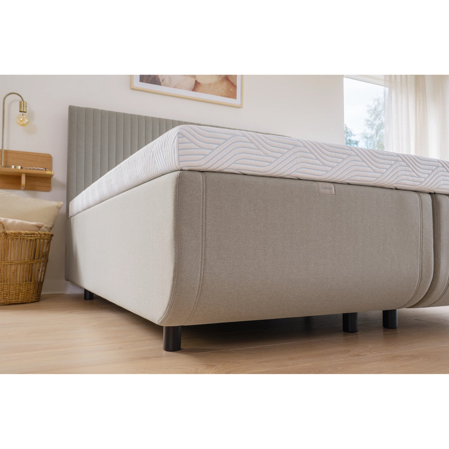 Kuvassa on 160 - 180 cm TEMPUR NORTH runkosänkypari harmaalla Stone Gray -kangasverhoilulla ja TEMPUR Pro SmartCool -sijauspatjalla, sekä mustalla jalkasarjalla. Kuvan sängynpääty myydään erikseen.