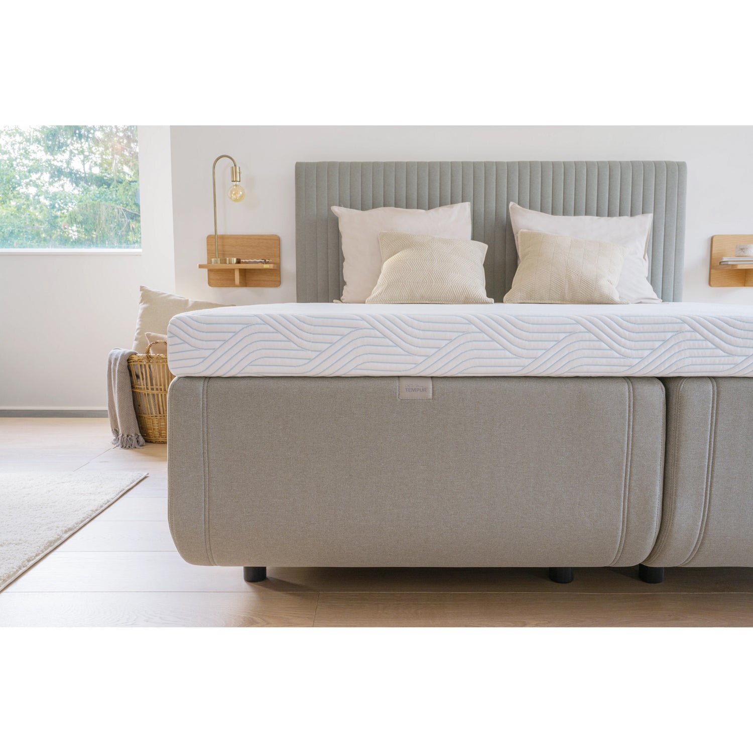 Kuvassa on 160 - 180 cm TEMPUR NORTH runkosänkypari harmaalla Stone Gray -kangasverhoilulla ja TEMPUR Pro SmartCool -sijauspatjalla, sekä mustalla jalkasarjalla. Kuvan sängynpääty myydään erikseen.