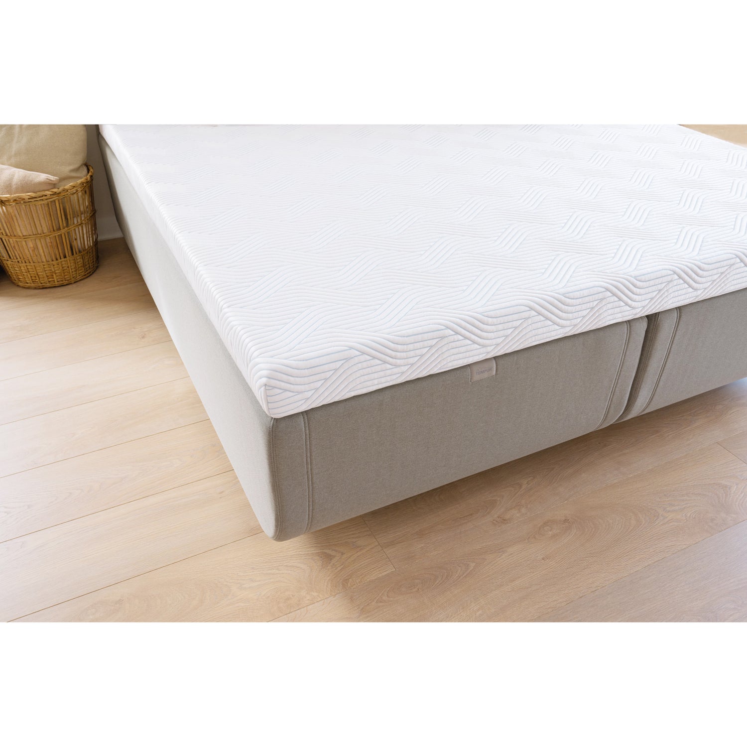 TEMPUR NORTH runkopatjasänky harmaalla Stone Grey -kangasverhoilulla ja TEMPUR Pro SmartCool -sijauspatjalla.
