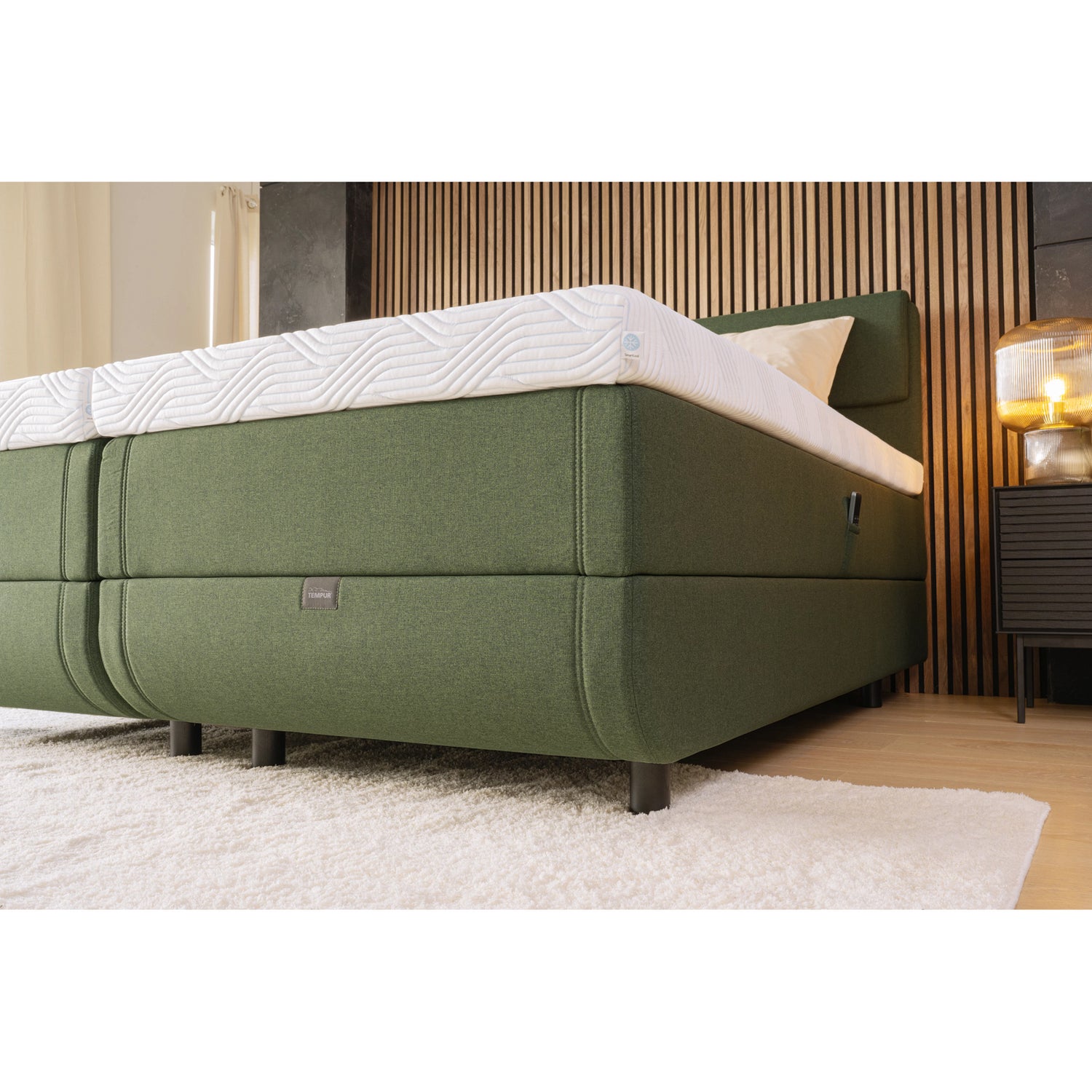 TEMPUR NORTH säätösänky vihreällä Green-kangasverhoilulla ja TEMPUR Pro SmartCool -sijauspatjoilla. Sängyn sivussa on kätevä tasku kaukosäätimelle. Kuvassa on yhdistetty 2 säätösänkyä, jotka myydään erikseen. myös kuvan sängynpääty myydään erikseen.