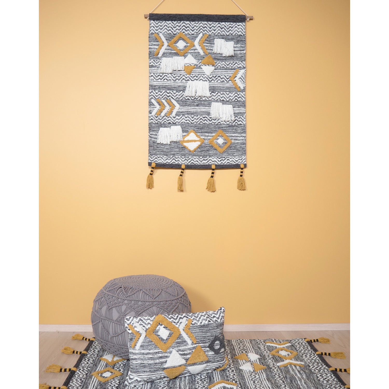 Ihastuttavasta Tico -tuoteperheestä löytyvät koristetyynyn lisäksi myös seinävaate ja matto. Kuvassa on lisäksi Mattokympin harmaa makrame-rahi.