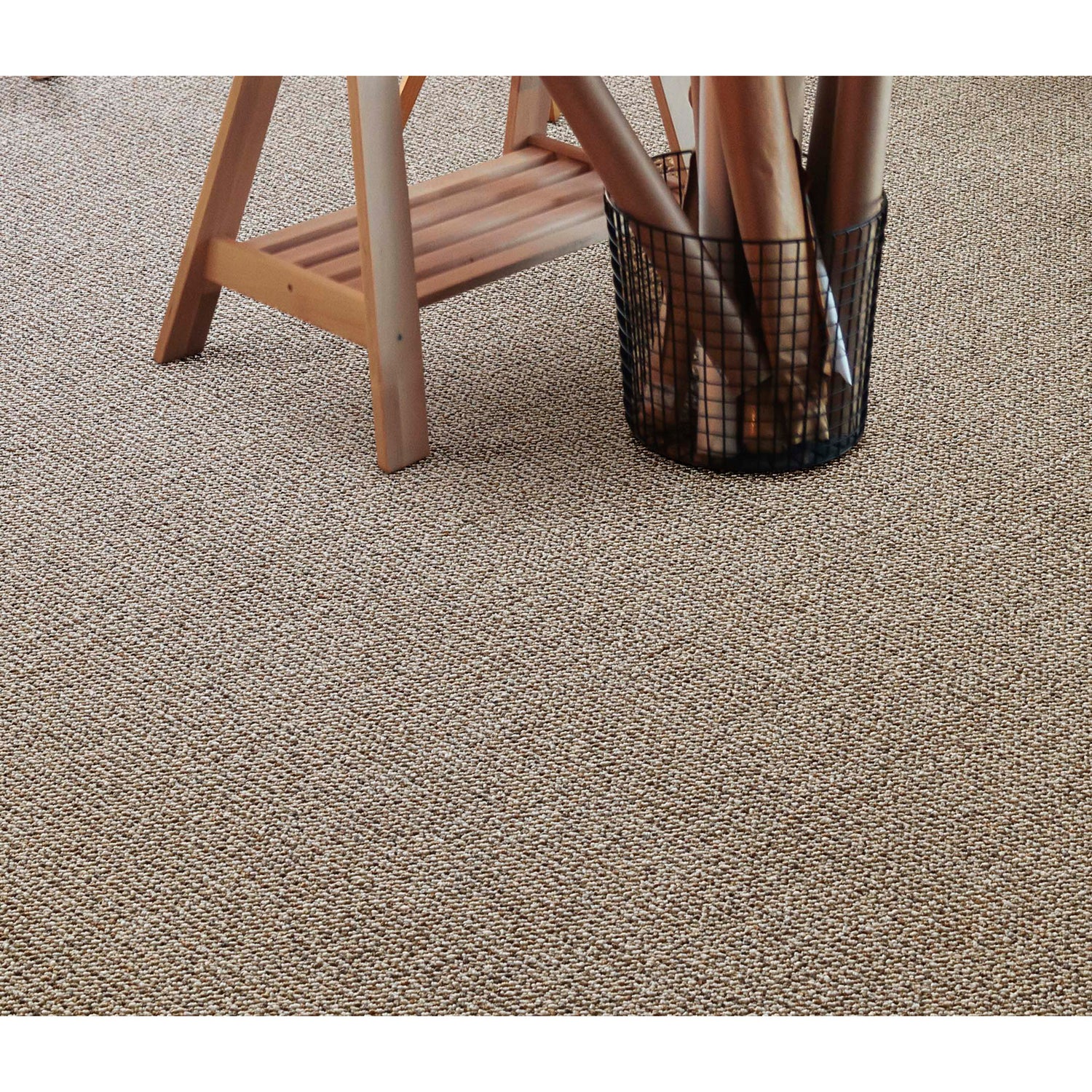 Kestävä Tweed-matto sopii myös toimistotiloihin. Kuvassa on beige Tweed-matto.