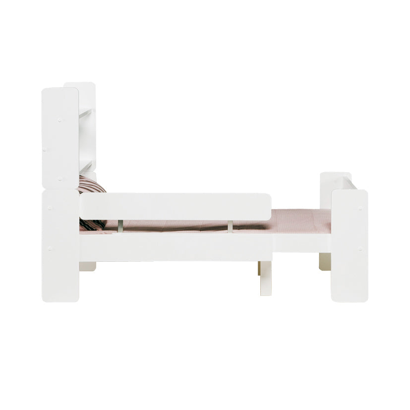 Kuvassa on jatkettava Unipuu-sänky ja lisävarusteena myytävät hylly ja turvalaita. Patja ja petivaatteet myydään erikseen.