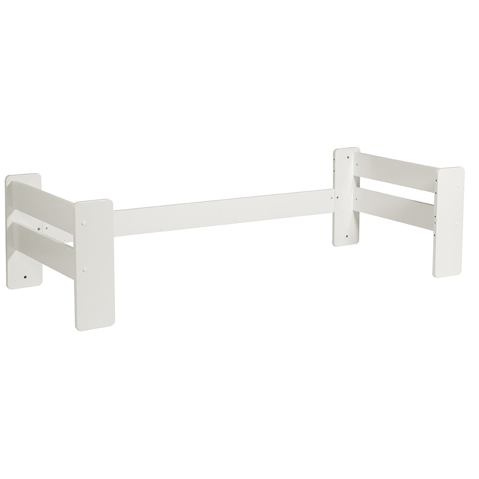 Valkoiset Unipuu-sarjan parvisängyn alaosat. Alaosat tarvitset tehdessäsi Unipuu-sarjan lastensängystä korkean parvisängyn.