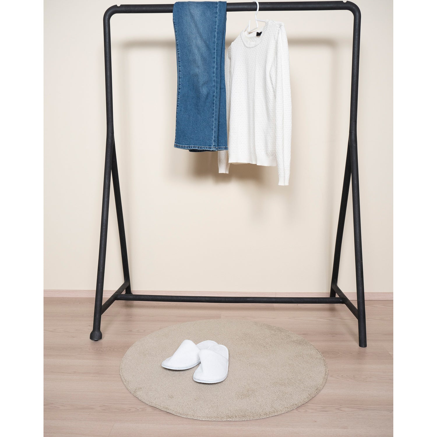 Pyöreä Usva-matto beigen värisenä. Usva on ihastuttavan pehmeä lyhytnukkainen matto kodin eri tiloihin. Maton neutraalit sävyt sopivat eri sisustustyyleihin.