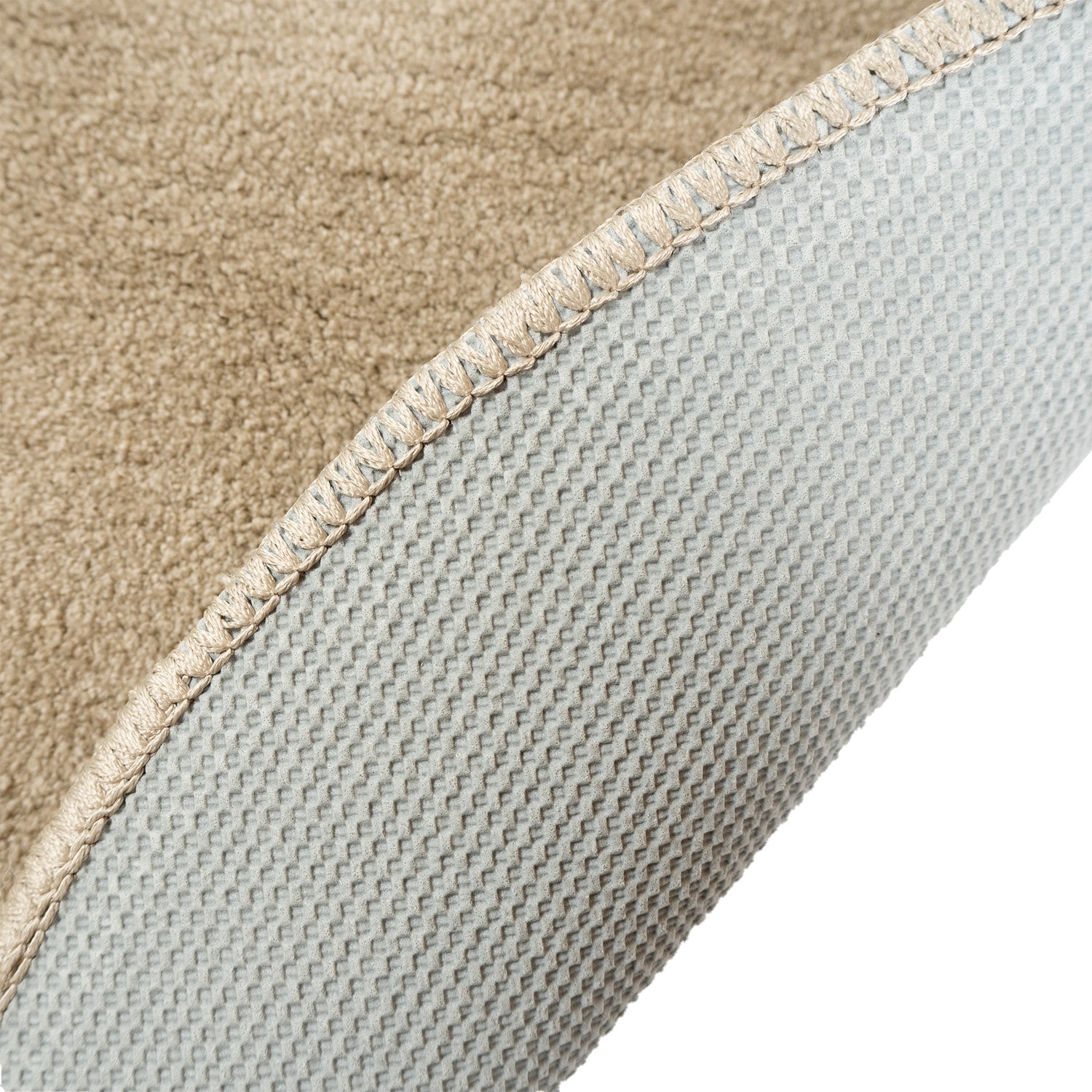 Pyöreä Usva-matto beigen värisenä. Lähikuvassa nukkamaton liukumaton lateksipohja.