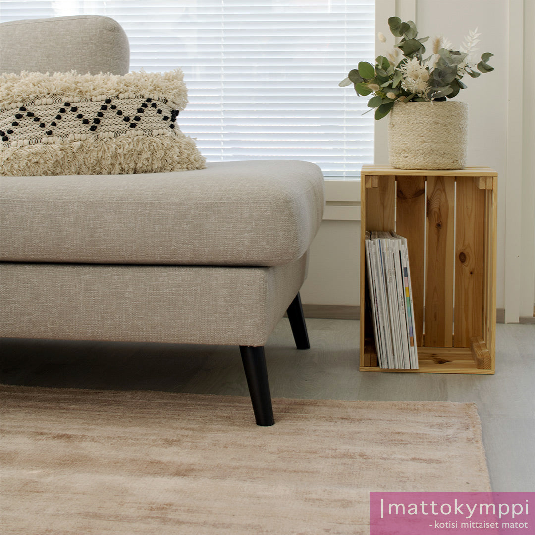Kuvassa on kauniisti valoa taittava Välke-matto pellavanvärisenä.