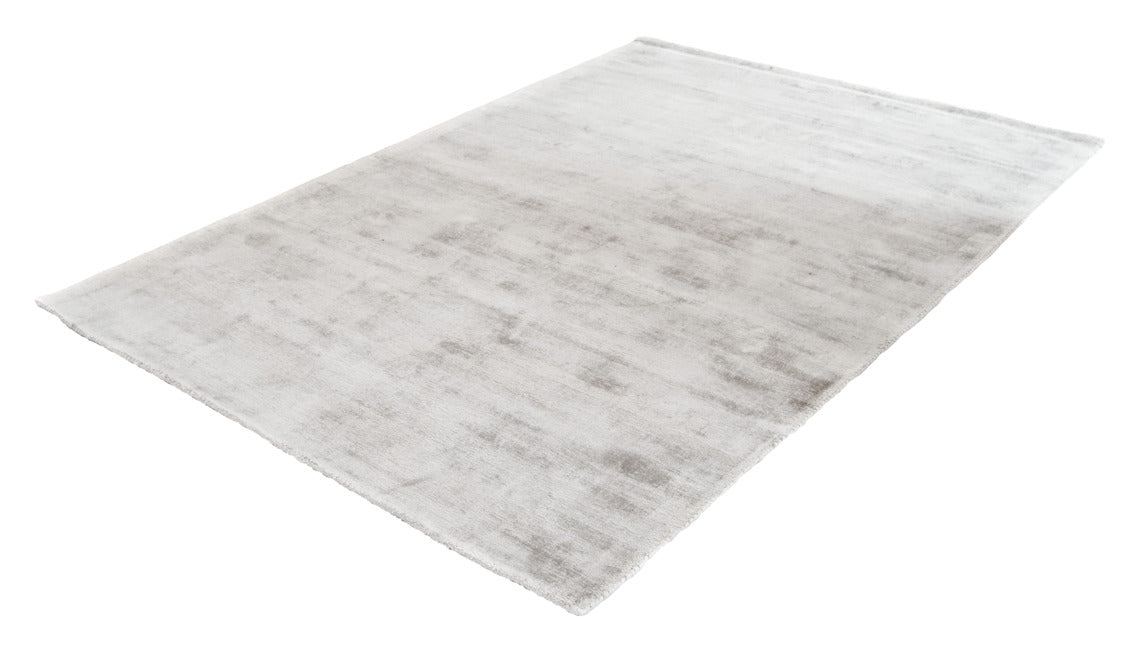 Hopeanvärinen Välke-matto. Vaaleasävyisessä matossa on lyhyt valoa taittava nukka.