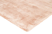 Roosan värinen Välke-matto. Maton kiiltävä nukka taittaa kauniisti valoa ja tekee pinnasta eläväisen.