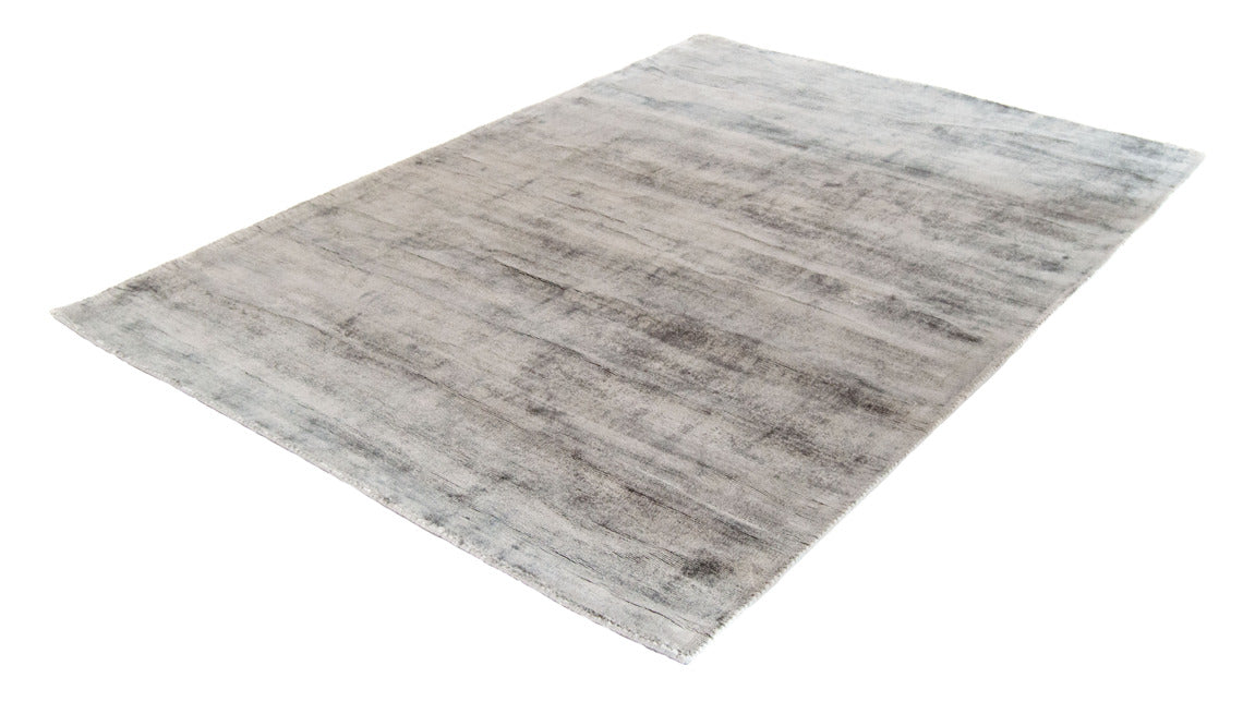 Tummanharmaa Välke-matto. Viskoosimatossa on lyhyt valoa taittava nukka.