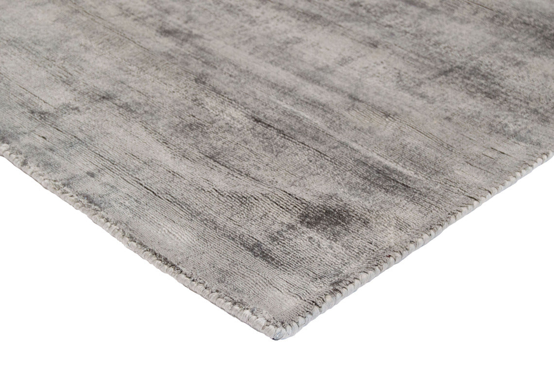 Tummanharmaa Välke-matto. Maton kiiltävä nukka taittaa kauniisti valoa ja tekee pinnasta eläväisen.