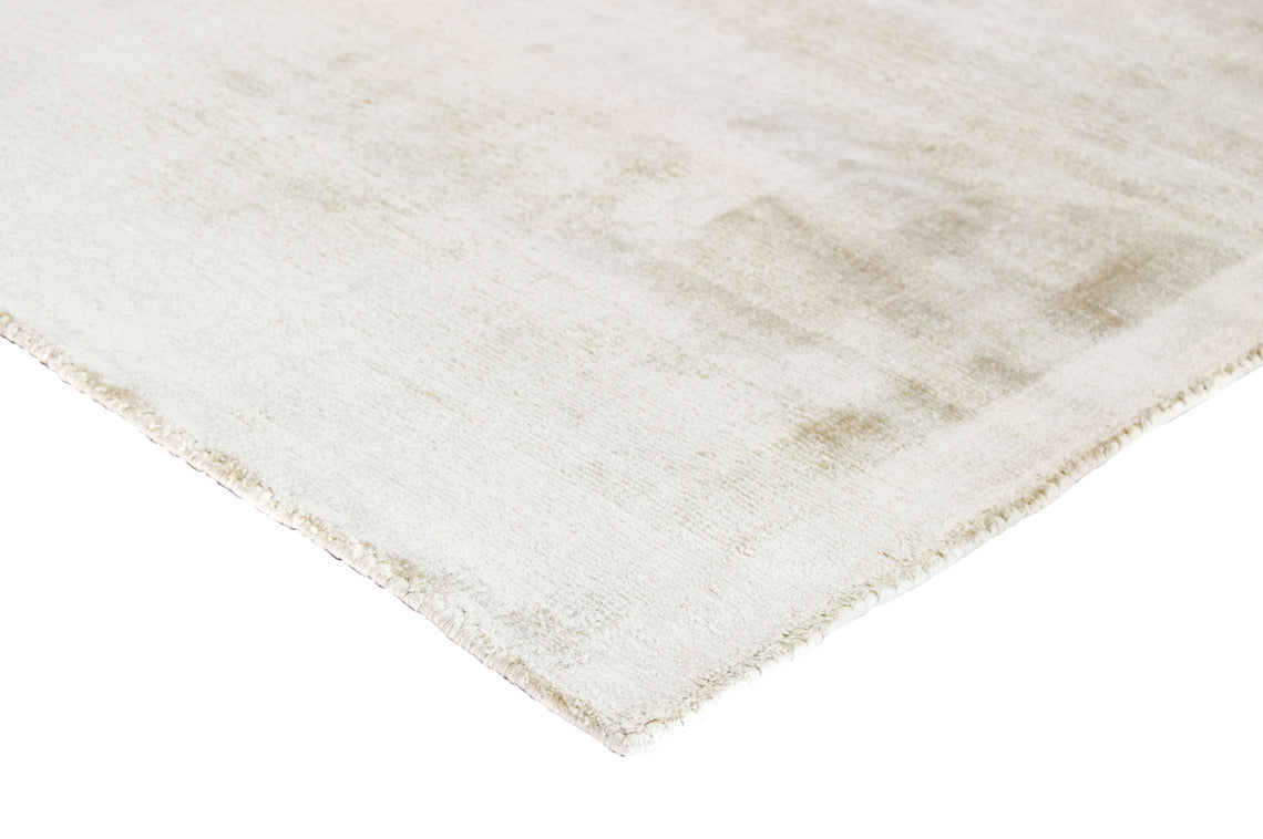 Vaaleanvihreä Välke-matto. Maton kiiltävä nukka taittaa kauniisti valoa ja tekee pinnasta eläväisen.