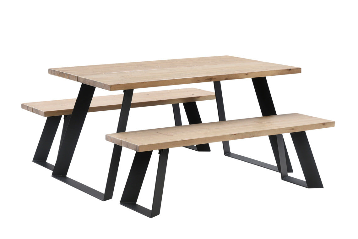 Venla-ruokapöytä 150 x 90 cm ja -penkit 150 cm antiikinruskealla kannella ja vinoilla mustilla metallijaloilla.