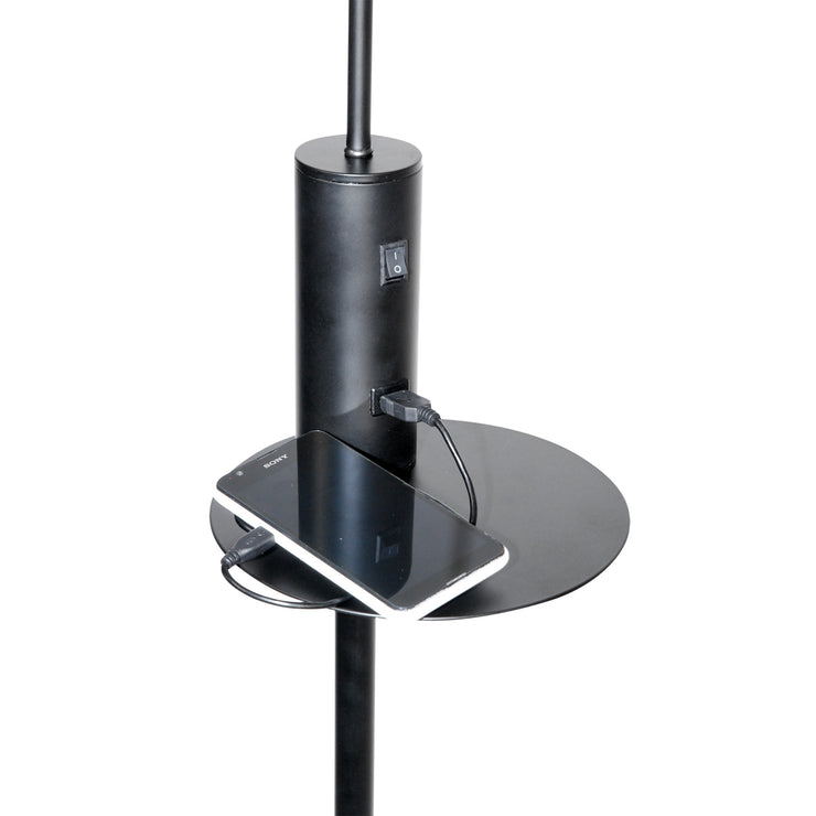 Lähikuvassa mustan Vigo USB -lattiavalaisimen valonkatkaisija, latausportti ja hylly puhelimen latausta varten.