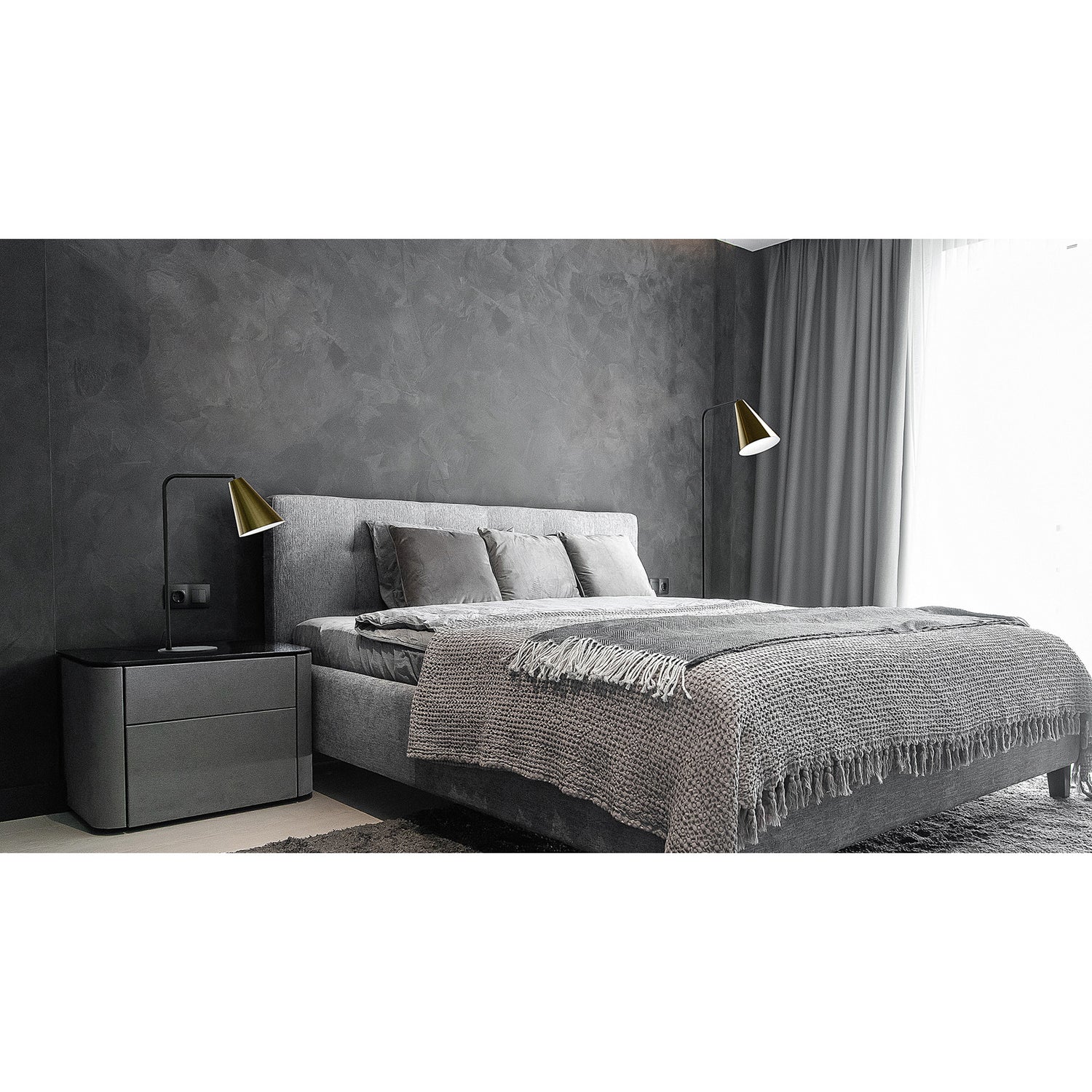 Vigo-valaisimista on moneksi. Kuvassa on mustarunkoiset harjatulla antiikinvärisellä matalla messinkikuvulla olevat pöytä- ja lattiavalaisin makuuhuoneen valaisimina.