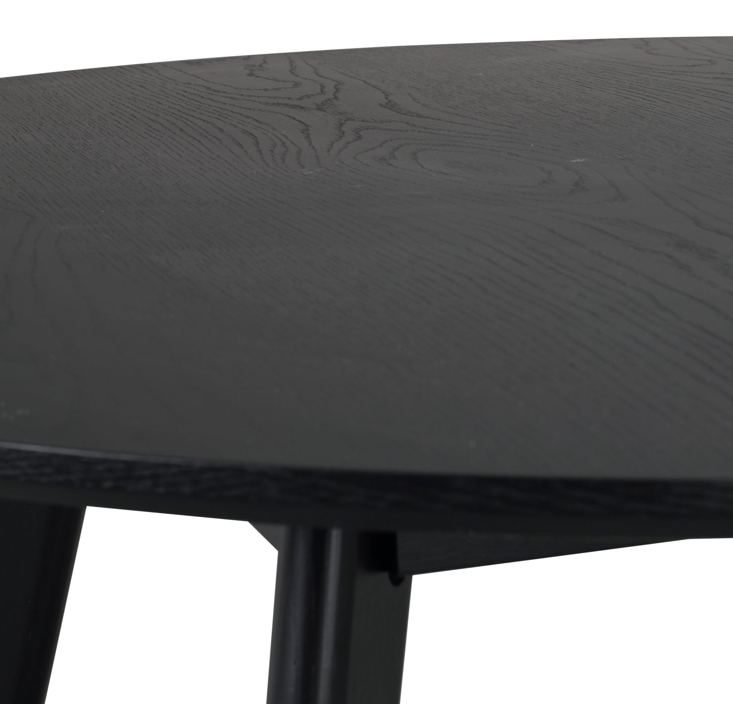 Lähikuvassa on yksityiskohta mustasta pyöreästä Yumi-pöydästä, jossa näkyy kannen pintaa ja jalkaa.