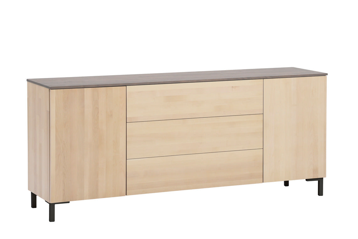 Helsinki-senkki harmaalla kannella ja mustilla metallijaloilla, joiden korkeus on 12 cm. Senkin pääväri on luonnonvärinen koivu.