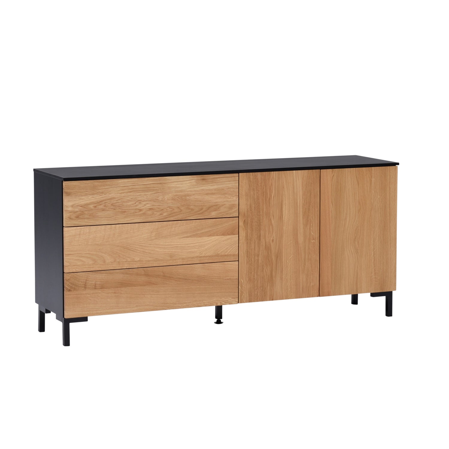 Helsinki-senkki mustalla koivurungolla, luonnonvärisillä tammietulevyillä ja mustilla 12 cm metallijaloilla. Helsinki-sarjan kalusteissa ei ole vetimiä, vaan ne toimivat push to open -mekanismilla.