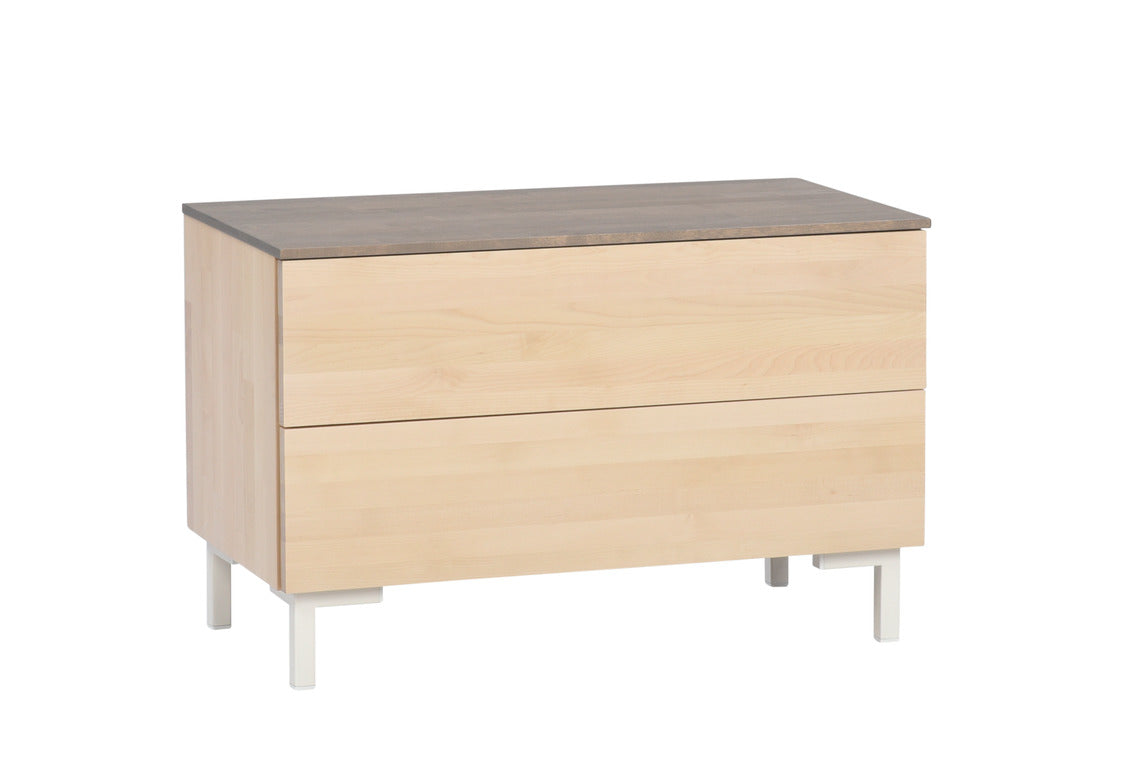 Helsinki-lipasto valkoisilla metallijaloilla, joiden korkeus on 12 cm. Lipaston pääväri on luonnonvärinen koivu ja kansi on harmaa.