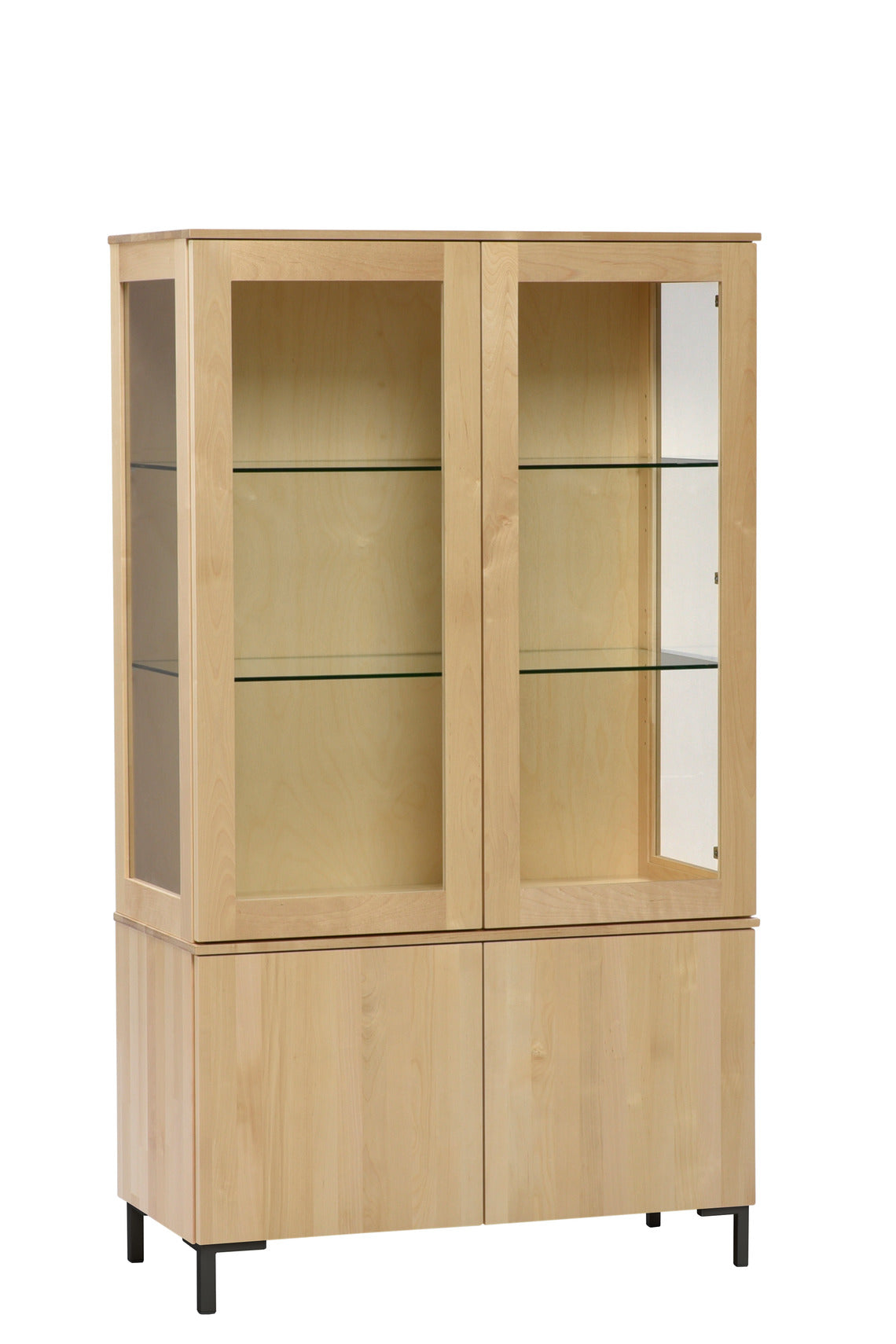 Pyökinvärinen Helsinki-vitriini mustilla metallijaloilla.