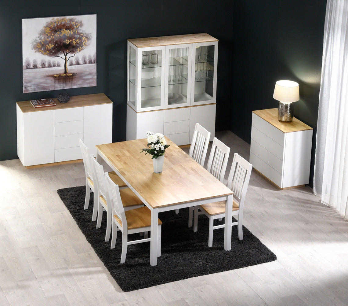 Vitriini on helppo yhdistää muihin Helsinki-kalusteisiin sulavalinjaiseksi kokonaisuudeksi.