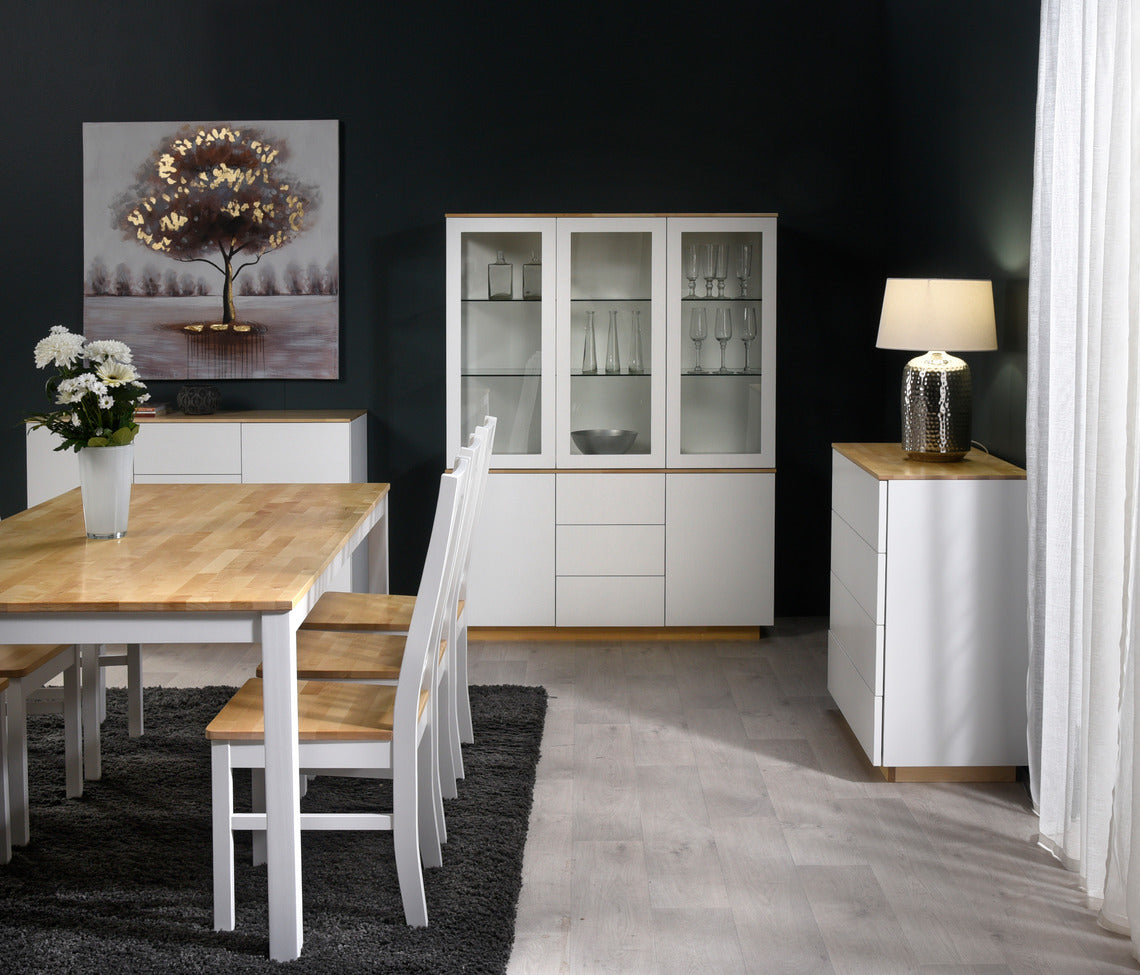 Vitriini on helppo yhdistää muihin Helsinki-kalusteisiin sulavalinjaiseksi kokonaisuudeksi.