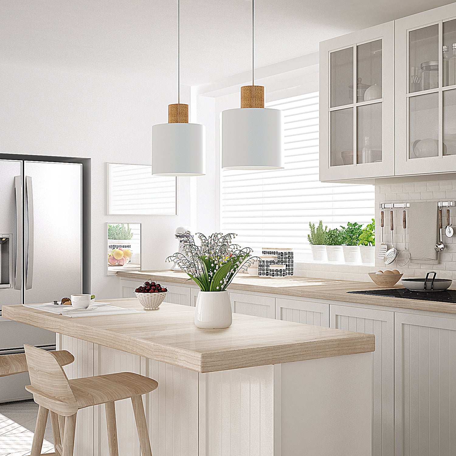 Log on Design by Grönlundin kattovalaisin, jota on saatavana kolmea eri kokoa. Kuvassa on keskikokoiset Ø 20 cm valkoiset Log-valaisimet keittiön saarekkeen päällä.