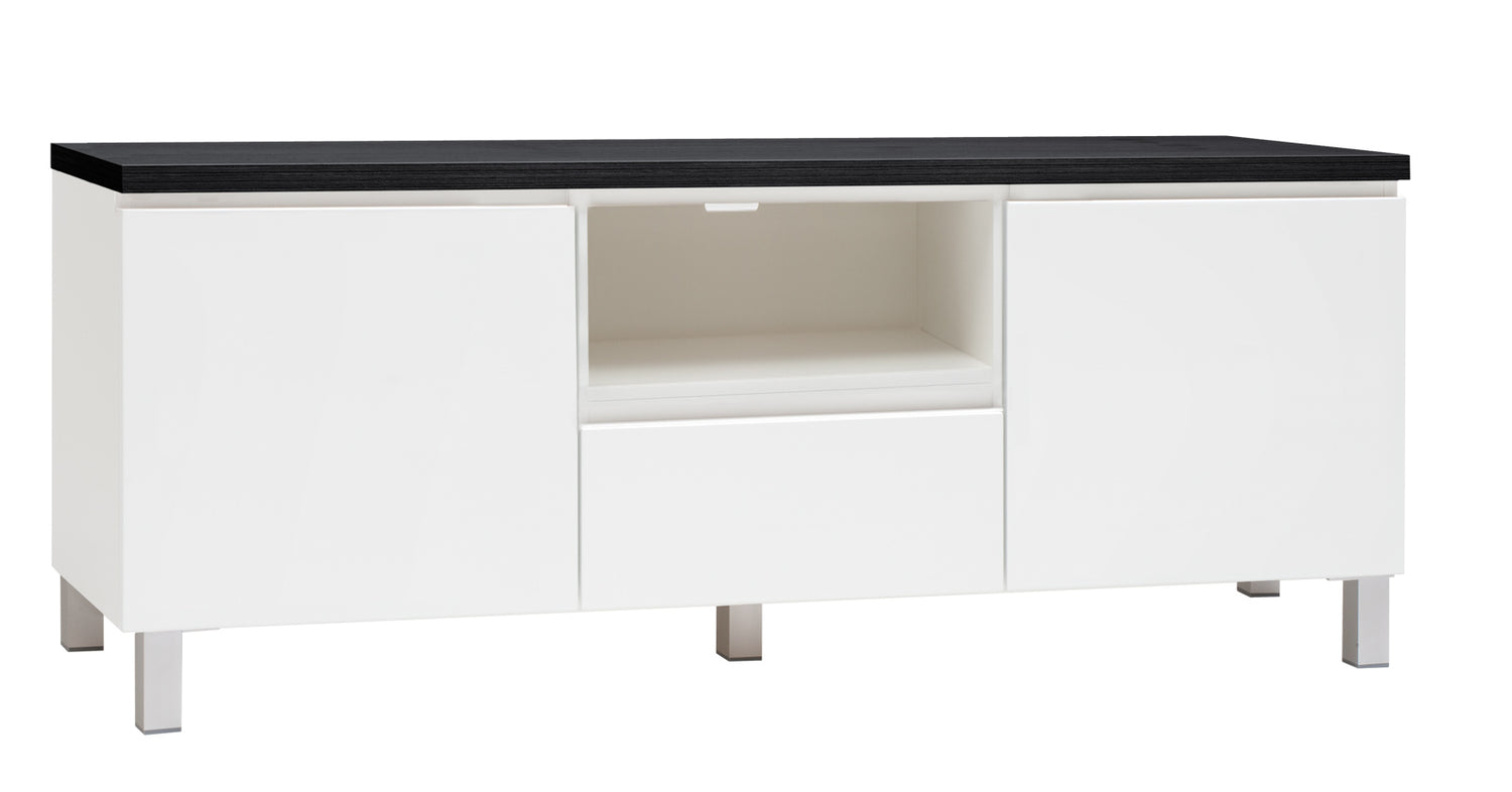 Kuvassa on 137 cm leveä valkoinen Viiva-Sarjan tv-taso mustalla kannella ja hopeanvärisillä alumiinijaloilla.