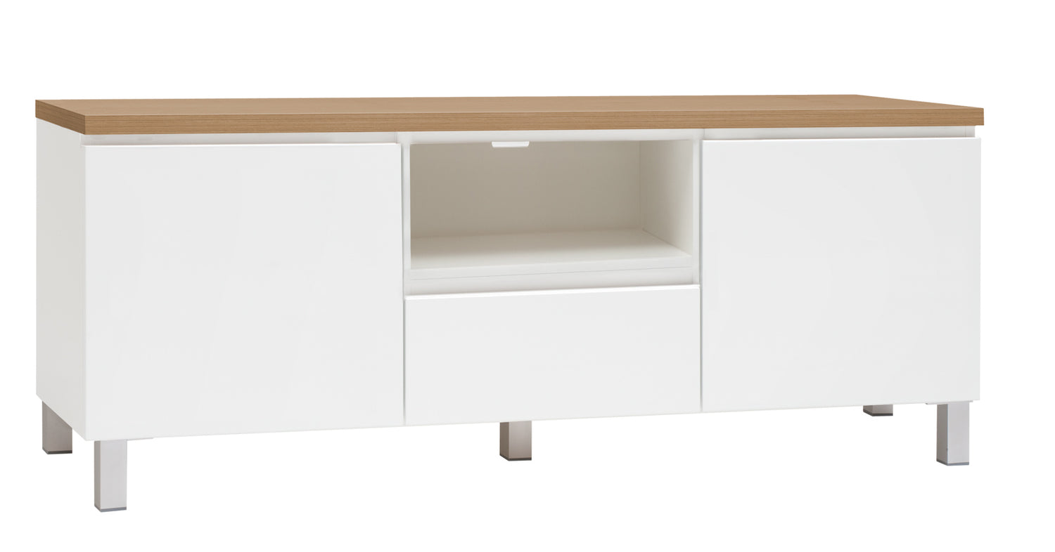 Kuvassa on 137 cm leveä valkoinen Viiva-sarjan tv-taso tammenvärisellä kannella ja hopeanvärisillä alumiinijaloilla.