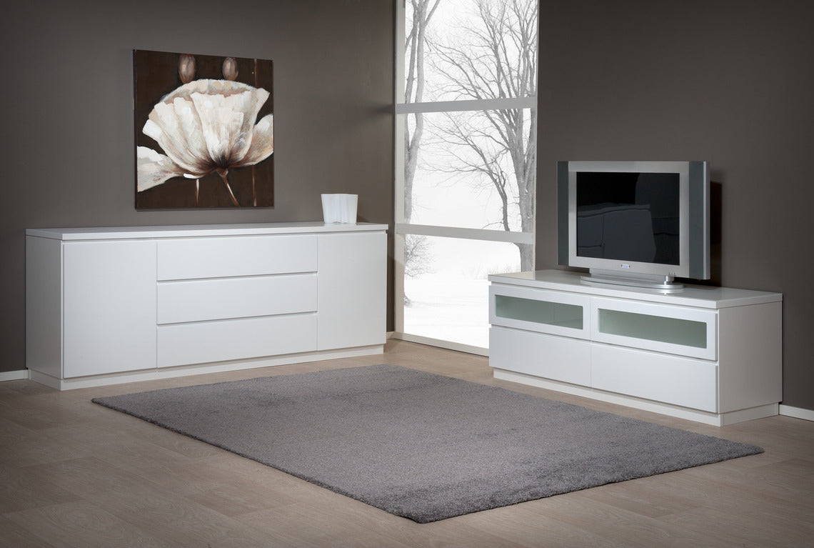 Viiva-kalusteet sopivat kauniisti yhteen. Kuvassa on Viiva-sarjan kokovalkoiset leveä senkki, sekä tv-taso.