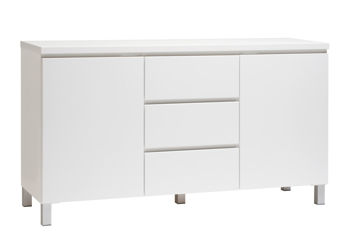 Kuvassa on 137 cm leveä kokovalkoinen Viiva-senkki hopeanvärisillä alumiinijaloilla.